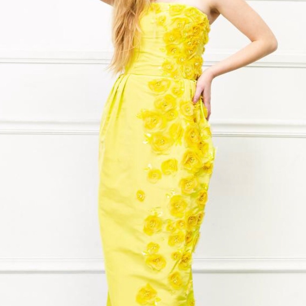 Oscar de la Renta  yellow embellished gown